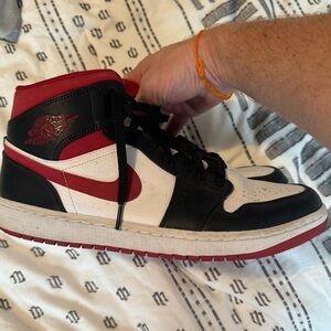 Men’s Nike Jordan 1 mids- size 12